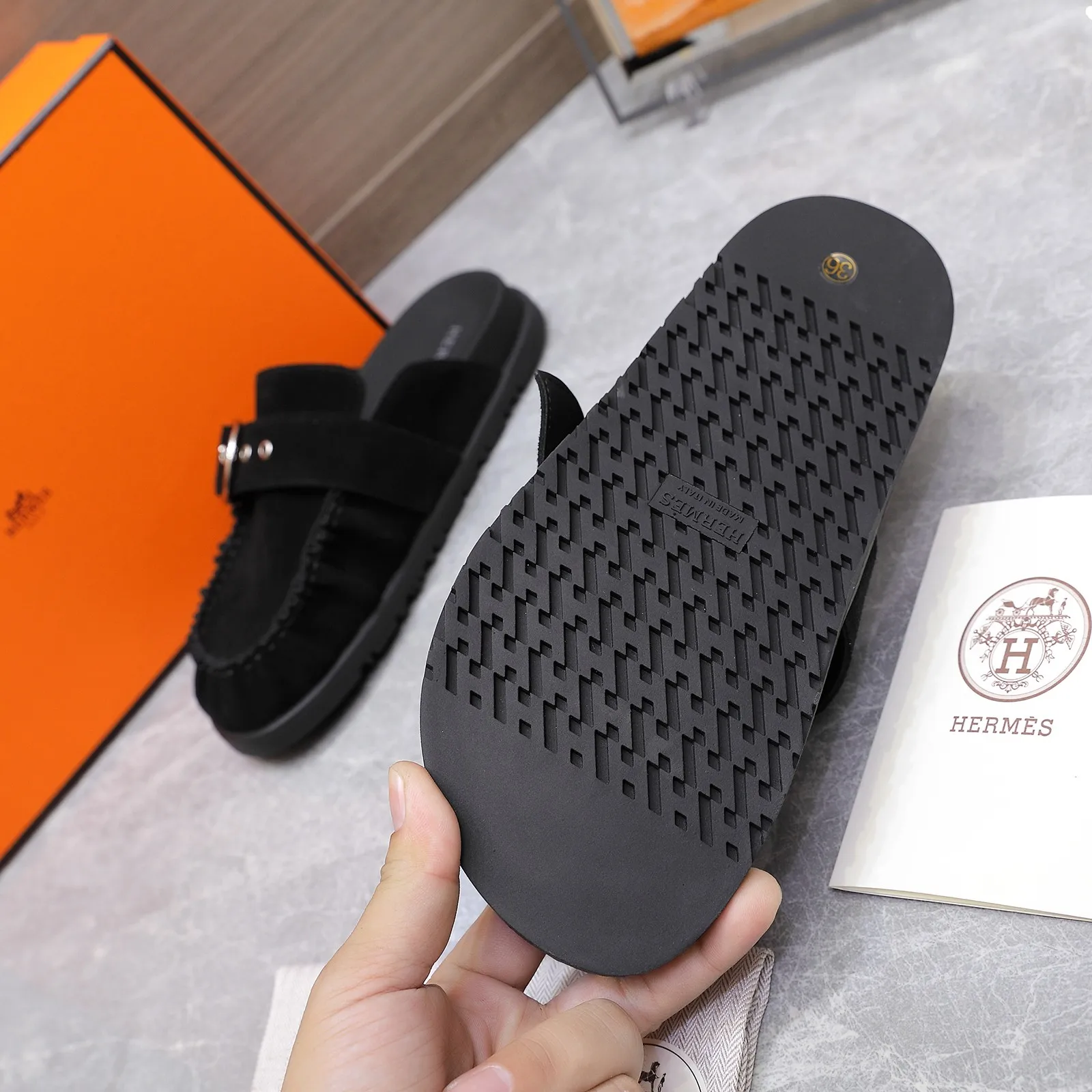 👟👟Ex-factory price 520👟👟 Men's size +10 ⚡Couple model HERMES 25/Latest spring and summer cute Muller half-flop Birkenstock toe slippers Summer really needs versatile slippers, they look good no matter how you match them, they have a casual and high-end feel. The comfort level is also great, and it is very trendy when paired with a variety of colorful socks ✔️Fabric: imported suede ✔️Inner lining: Sheepskin lining ✔️Outsole: Tpu non-slip and wear-resistant outsole ✔️Size: #35-45 (40 for women and 45 for men, no return or exchange)
